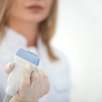 Médica segurando equipamento de ultrassonografia