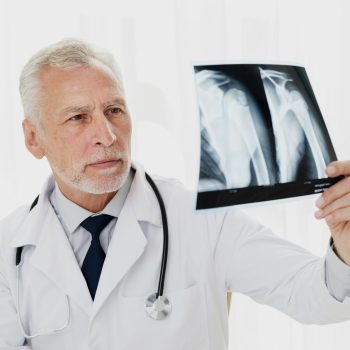 Médico olhando a radiografia