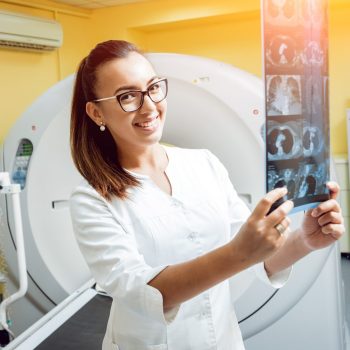 Médica segurando resultado de tomografia computadorizada