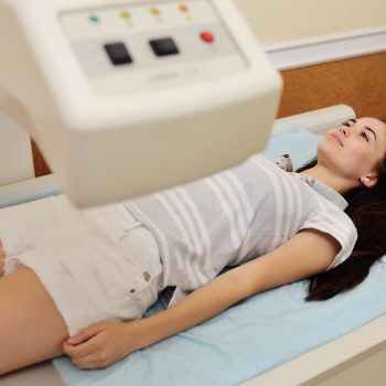 Paciente em equipamento de densitometria ossea